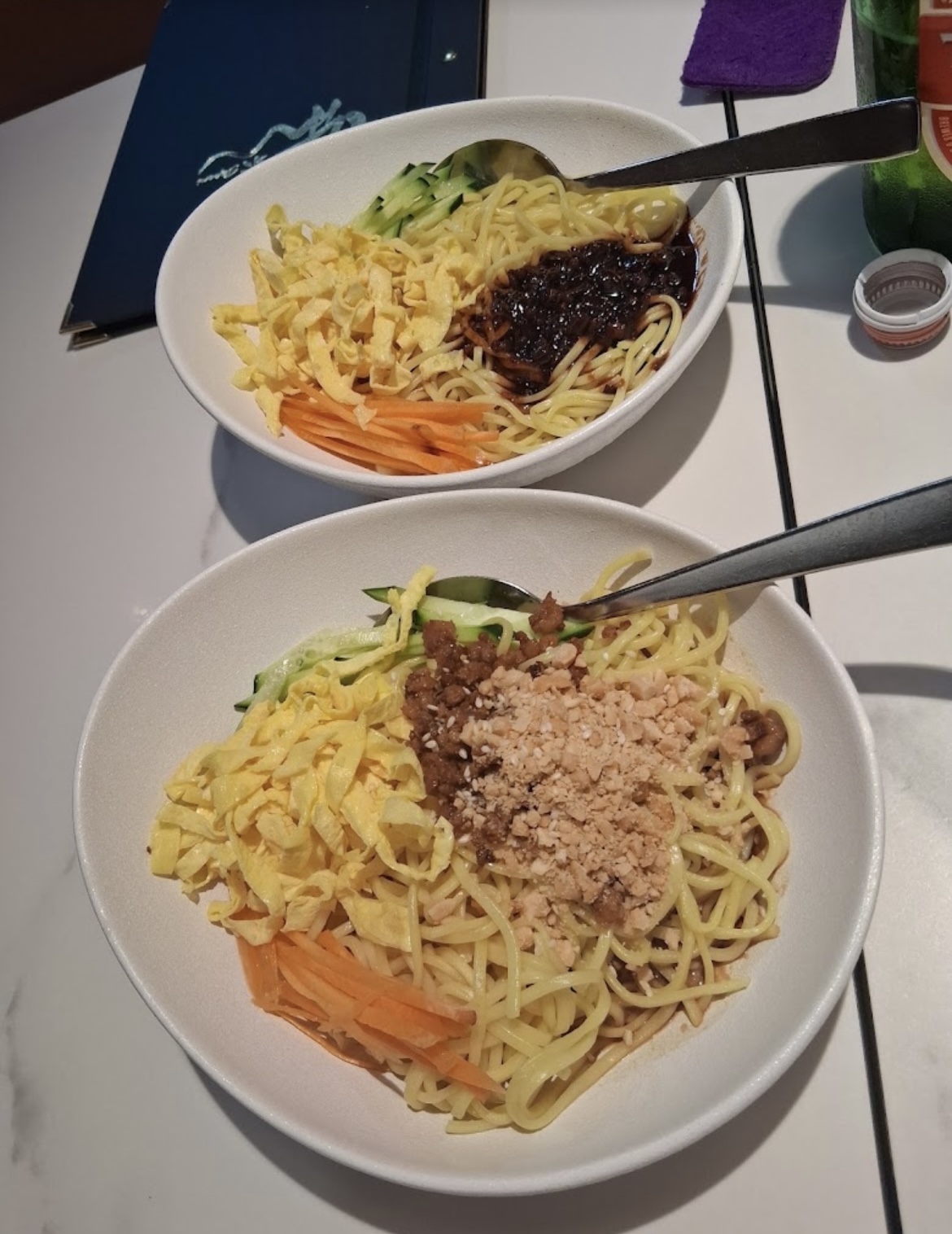 Noodle freddi con salsa e verdure